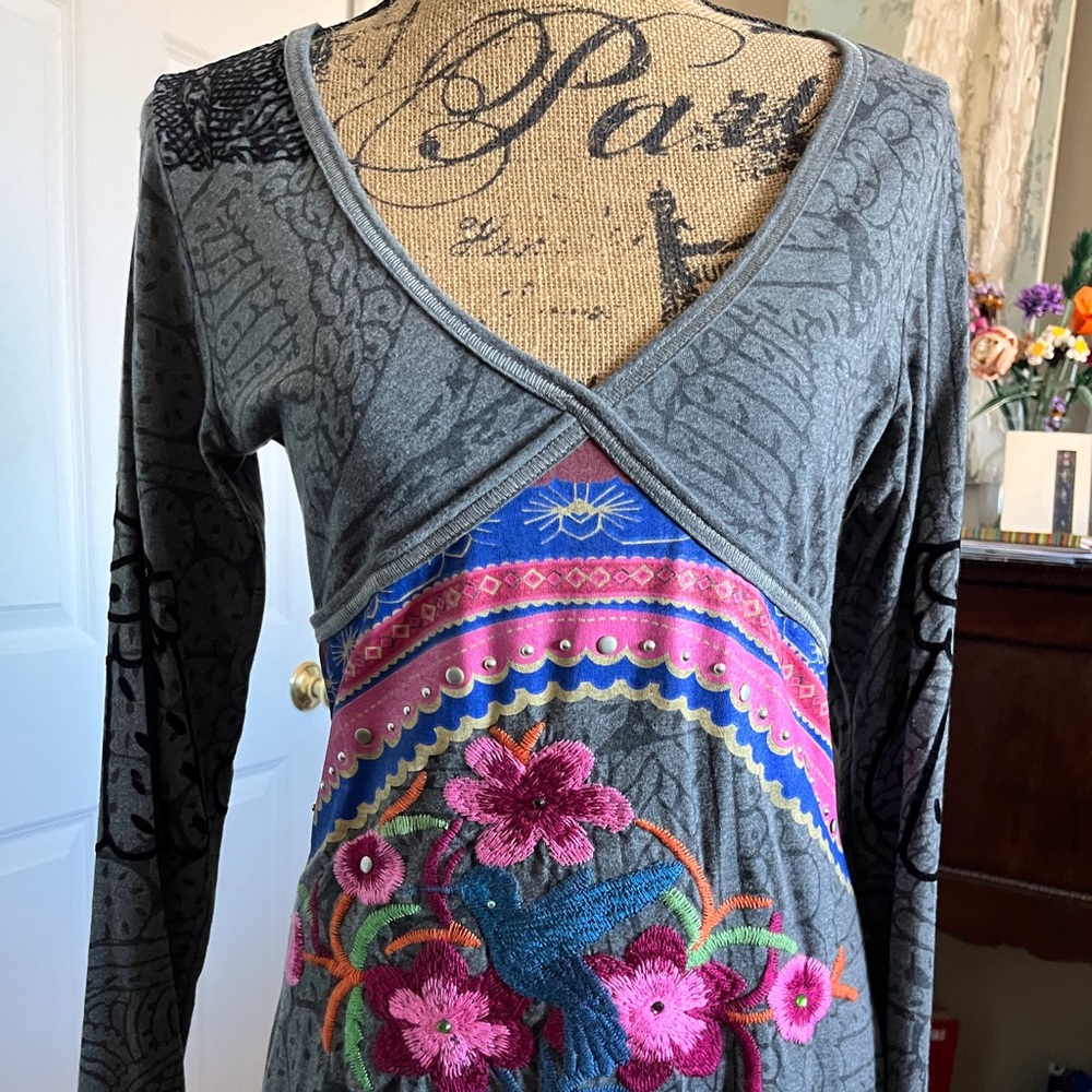 Beautiful Desiqual gray dress w/black pattern background pink, blue stich design